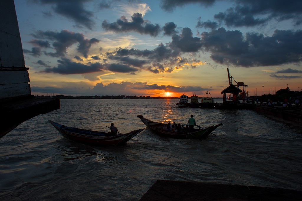 Life_ferry_Botahtaung Jetty01